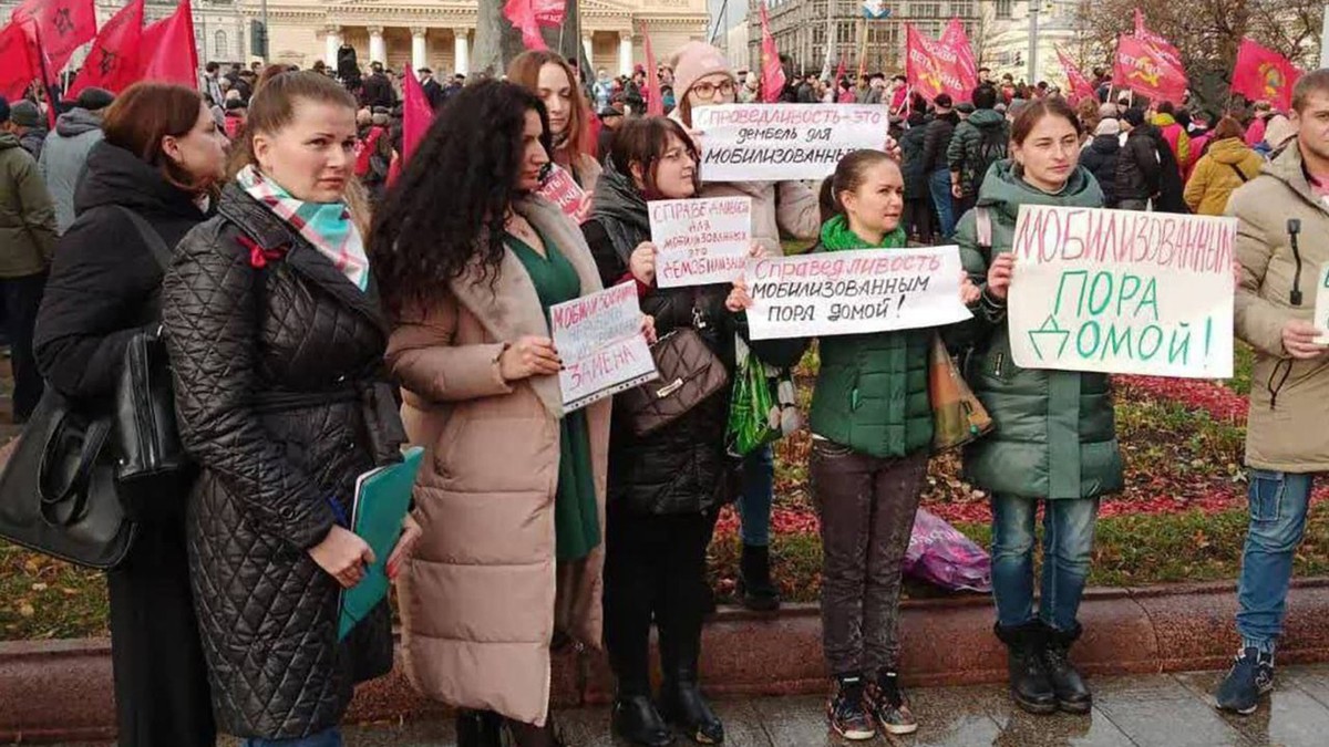 Un grup de soții protestează față de războiul din Ucraina și cer revenirea soților lor acasă. Manifestație rară la Moscova. Imgaine cu caracter ilustrativ Foto: Profimedia