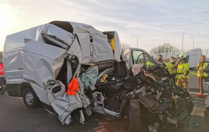 Șofer român aruncat din cabina dubei, strivită sub un TIR, pe o autostradă din Belgia