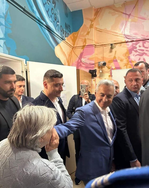 Reacția lui Mihai Bendeac, după ce o bătrână i-a sărutat mâna lui Călin Georgescu: „El însuși se confundă cu Divinitatea”