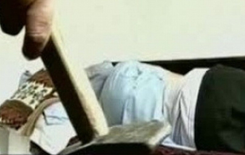 O femeie din Bacău a fost bătută cu ciocanul de fiul ei. Bătrâna e în stare gravă