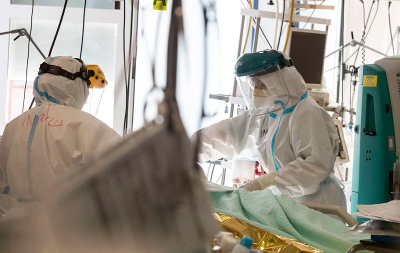 Secțiile ATI sunt pline și fiindcă pacienții cred că pot duce boala singuri, acasă. Medic: „Ajung la spital când se simt foarte rău și devin automat o urgență”