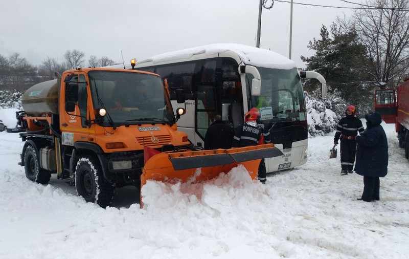 Autocar cu 22 de copii, blocat în zăpadă. Pompierii bucureșteni l-au scos din nămeți cu ajutorul unui utilaj greu