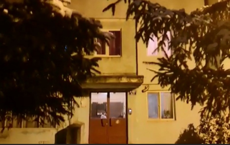 Adolescentă în stare gravă la spital, după ce a căzut de la etajul al treilea al unui bloc din Pitești