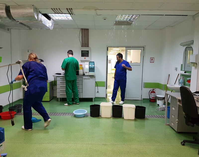Pacienţi evacuaţi de urgenţă cu tot cu paturi şi echipamente, deoarece spitalul a fost inundat / GALERIE FOTO & VIDEO