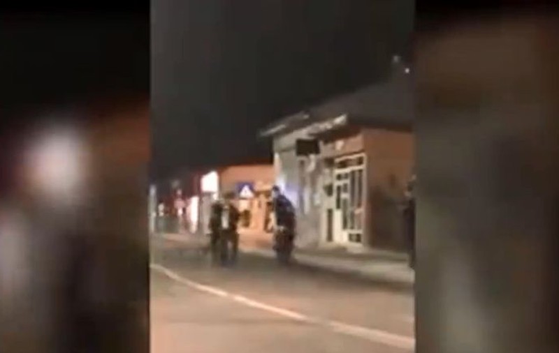 VIDEO | Un copil din Călărași a văzut un bărbat înarmat pe stradă și s-a dus la o patrulă de jandarmi. Omul periculos este acum în reținut