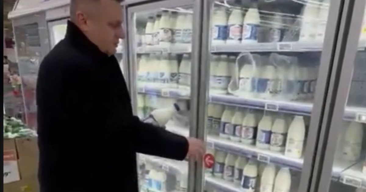 Andrei Danko, vicepreședintele Parlamentului din Slovacia, la Auchan Moscova, la raionul cu lactate