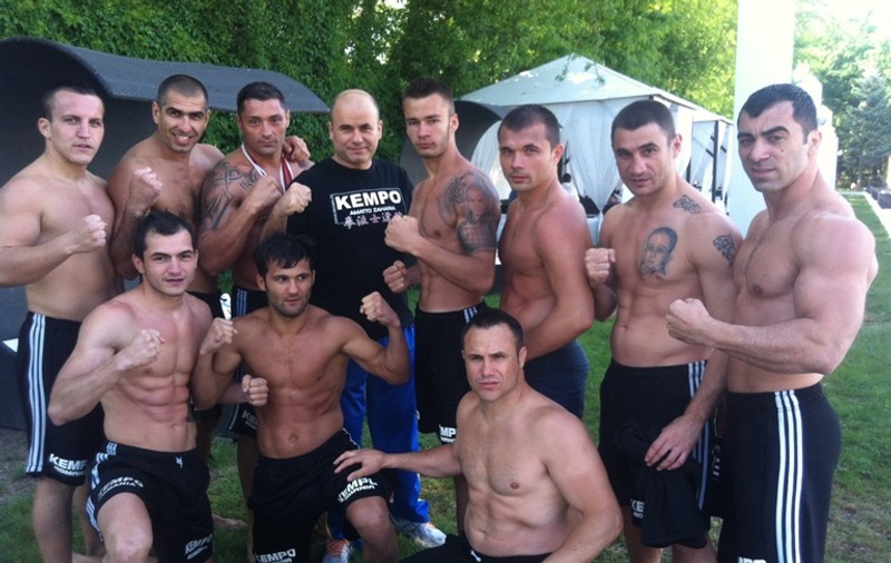 Ce bine arată la bustul gol sportivii de la kempo!