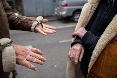 „Congregația dantelaților“, după cum glumește Mihai Grecea, supraviețuitor Colectiv. În stânga sunt mâinile sale, iar în dreapta sunt mâinile Mihaelei