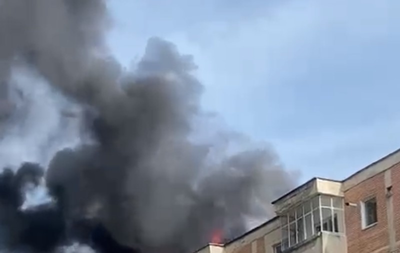 Incendiu la acoperișul unui bloc din Hațeg. 50 de persoane s-au autoevacuat