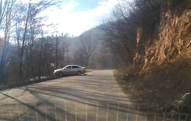 Accident filmat în direct în Hunedoara! O mașină a plonjat în Cerna VIDEO