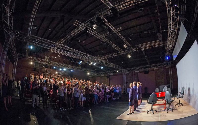 Legătura dintre mersul la teatru și ieșirile la protest. „Consumul cultural contribuie la stimularea participării democratice”