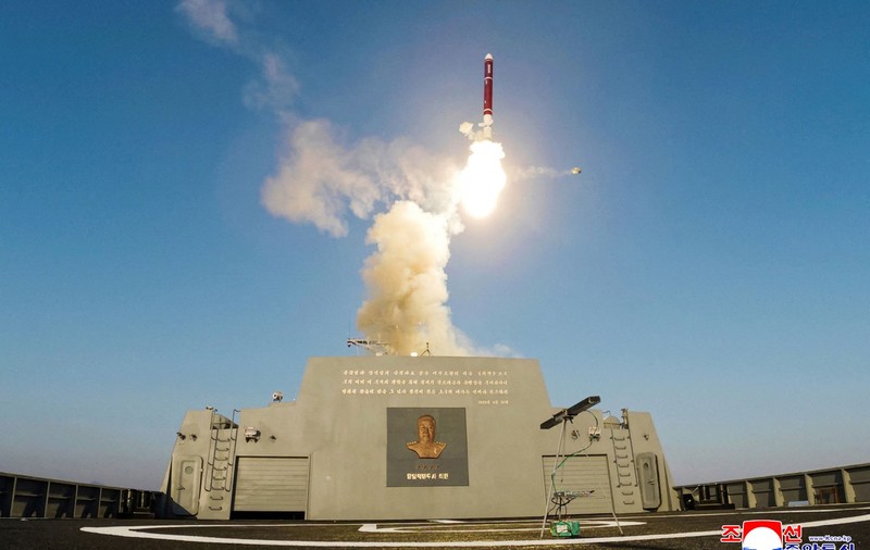 Coreea de Nord a arestat trei oameni, după accidentul de la lansarea unei nave de război. Kim Jong-un denunţase un „act criminal”