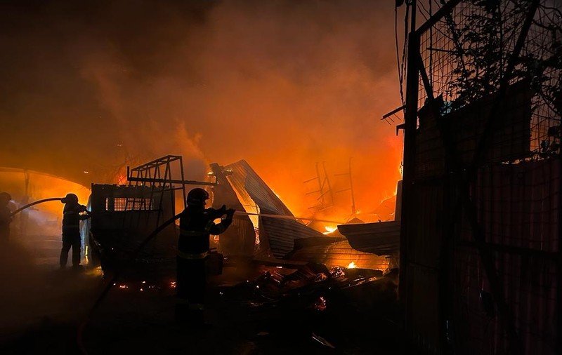 Incendiu violent la trei hale industriale din Galați. Pompierii s-au luptat ore întregi cu flăcările