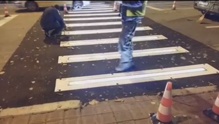 Echipa de muncitori testează trecerea de pietoni inteligentă, înainte de a fi pusă în funcțiune