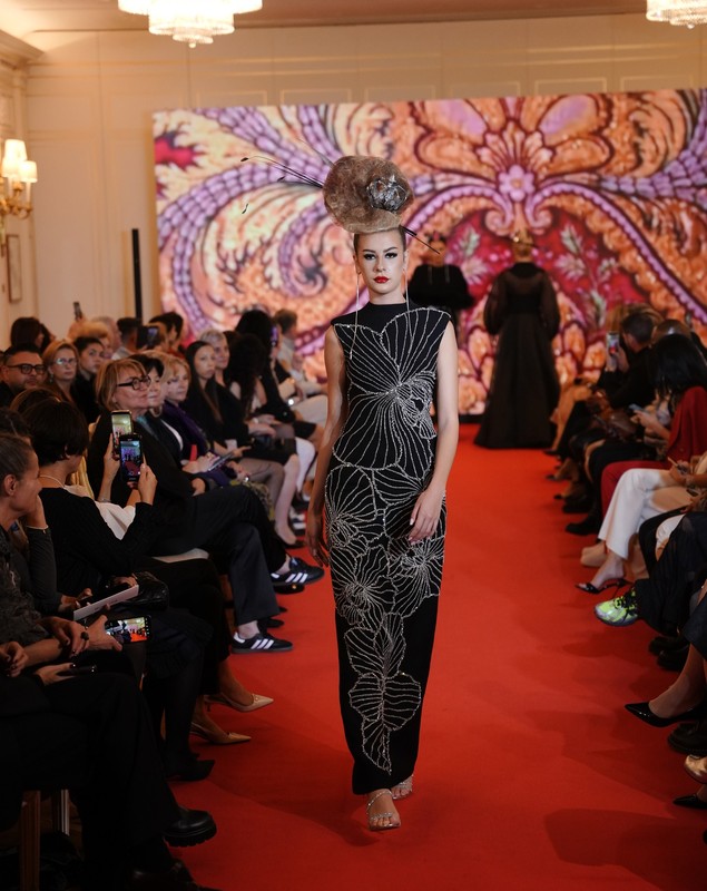 Cătălin Botezatu, aplaudat la Paris Fashion Week 2024. Și-a prezentat noua colecție haute-couture la Hotelul Ritz