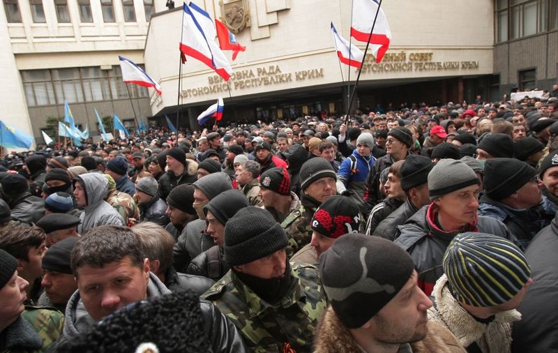 Stare de alertă în Crimeea! Parlamentul şi Guvernul, OCUPATE de persoane înarmate. Au fost arborate steaguri ruseşti