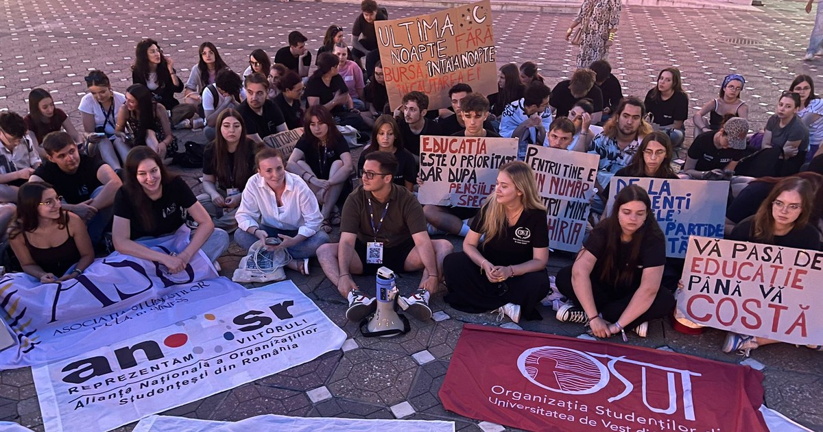 Grup de studenți care protestează în stradă împotriva tăierii burselor