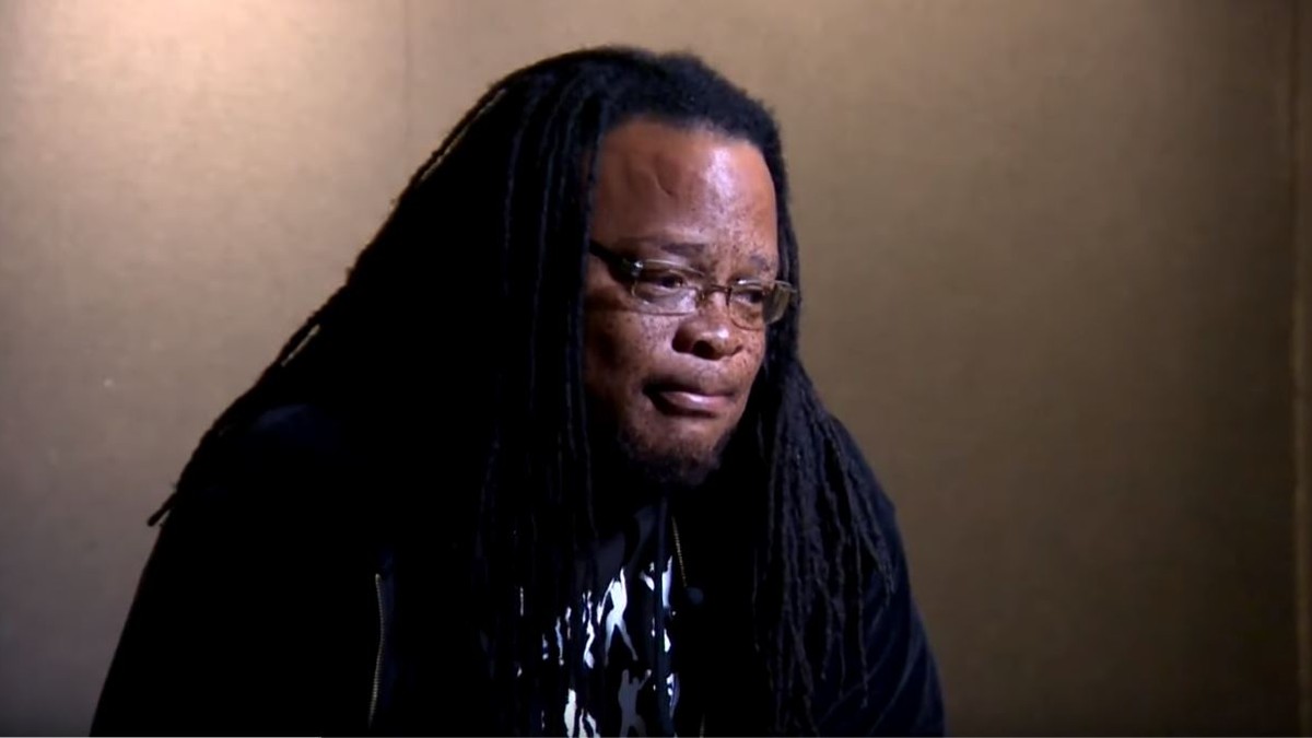Paznic afro-american, dat afară după ce i-a spus unui elev să nu-l facă „negru”. Artista Cher s-a oferit să-l ajute VIDEO