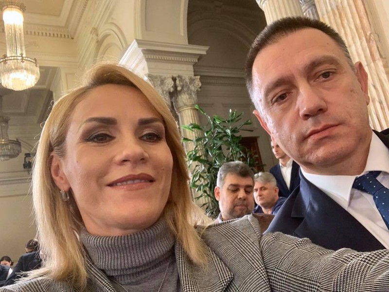Gabriela Firea și Mihai Fifor și-au făcut selfie în sala în care a vorbit Dăncilă