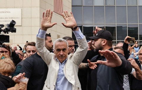 Judecătorul Vlad Andriescu, de la Secția I Penală a Tribunalului București, este magistratul care a dispus plasarea sub control judiciar a lui Călin Georgescu. Sursă Libertatea