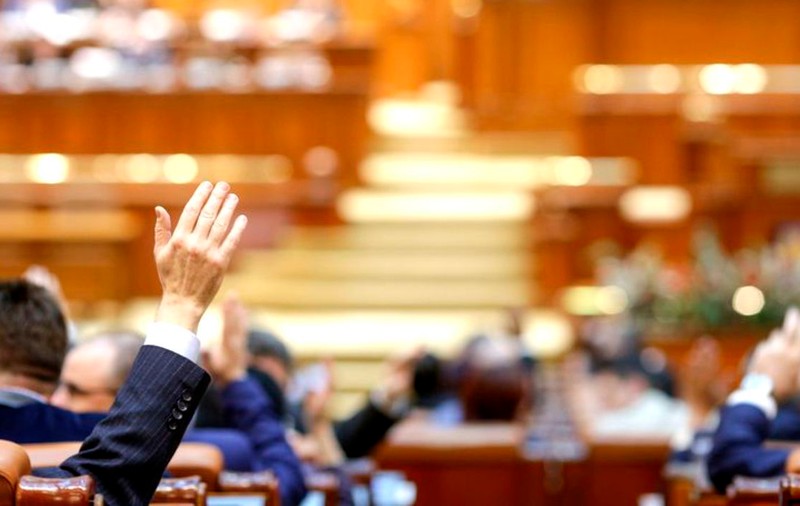 Parlamentul va decide data alegerilor parlamentare, nu Guvernul. Vot dat în ambele Camere, în aceeaşi zi. Care este miza