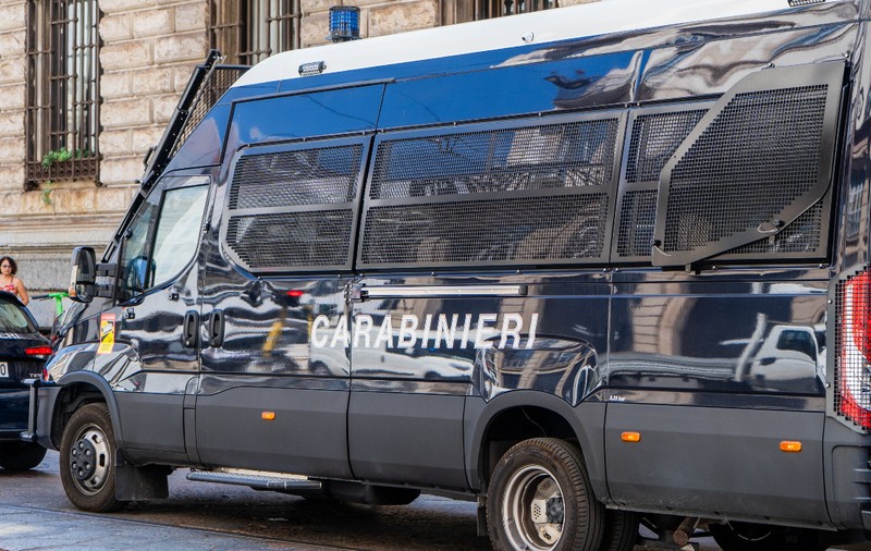 Româncă urmărită pentru furt, prinsă într-un autobuz cu identitate falsă după ce amprentele au dat-o de gol, în Italia