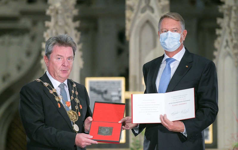 Preşedintele Iohannis a primit, în Germania, premiul „Otto cel Mare” pentru „onorarea marilor merite în procesul european de unificare”