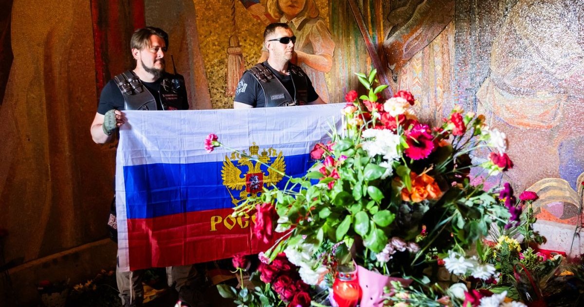 Membrii grupului rock naționalist rus „Nachtwölfe” se fotografiază cu un steag rusesc în pavilionul memorialului sovietic din Parcul Treptower, Berlin, 9 mai 2024