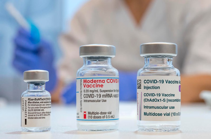 De la stânga la dreapta, vaccinurile Pfizer-BioNTech, Moderna și AstraZeneca | Foto: EPA