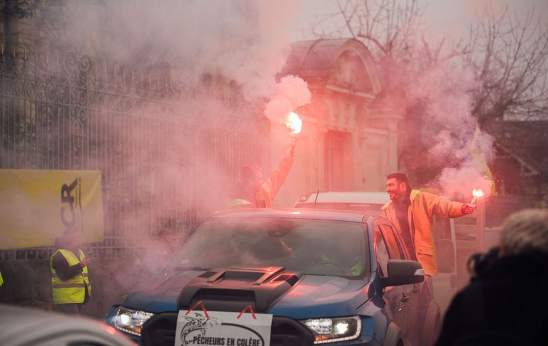 Guvernul francez dă înapoi și acceptă cererile fermierilor, dar protestele furioase care amenință să blocheze Parisul continuă