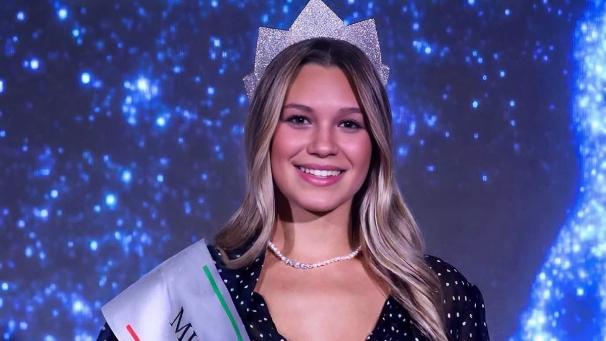Sarah Maria Rizea, o tânără de origine română în vârstă de 20 de ani, a fost desemnată oficial câștigătoarea celei de-a 80-a ediții a prestigiosului concurs Miss Italia 2026. Sursă foto Facebook/Ambasada României în Italia / Ambasciata di Romania in Italia