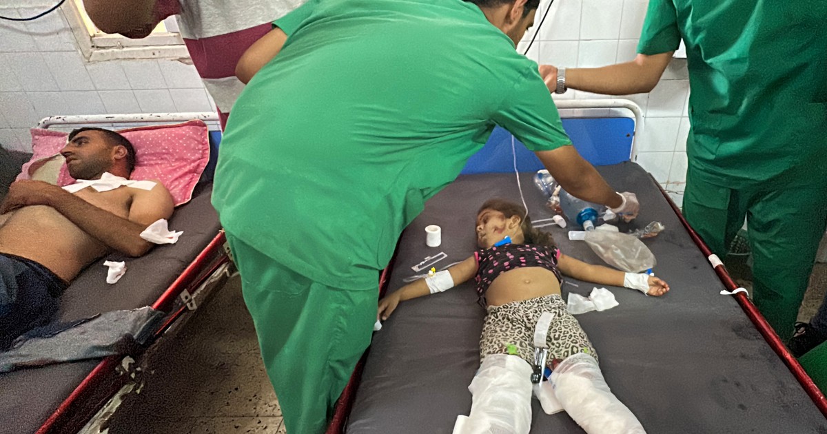 Palestinieni răniți, inclusiv copii și bebeluși, sunt aduși la spitalul baptist Al Ahly după atacurile israeliene asupra cartierelor Tuffah și Al Daraj din orașul Gaza, Fâșia Gaza, 27 iunie 2024. Foto Profimedia