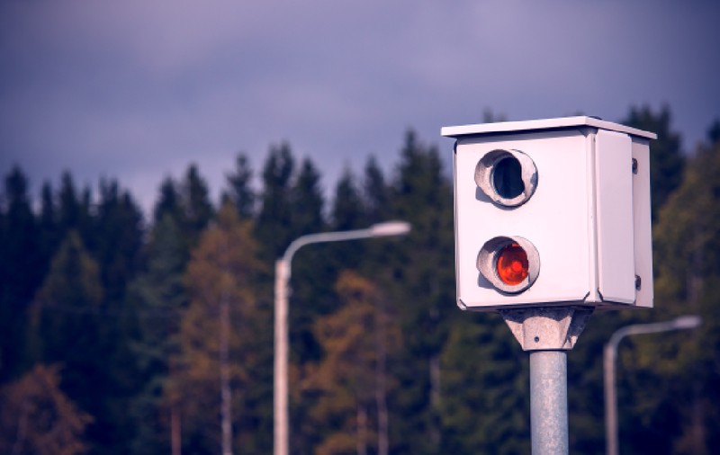 Un milionar, în vârstă de 76 de ani, a depășit limita de viteză cu 30 km/h și a fost amendat cu 142.000 de dolari