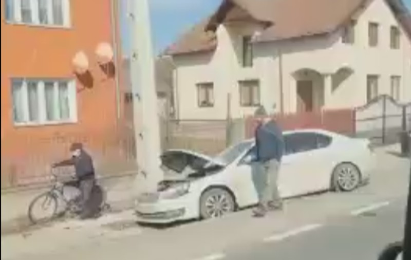 O mașină cu trei refugiați ucraineni a intrat într-un stâlp, în Bistrița-Năsăud. Care este starea victimelor