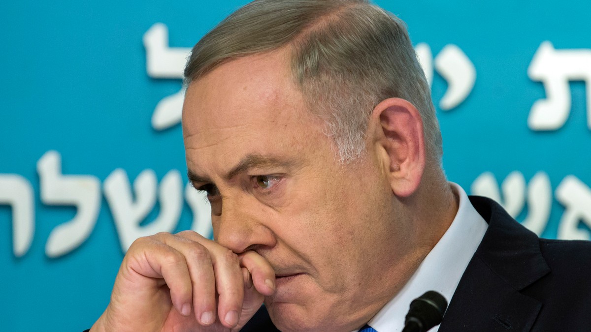 Premierul israelian Benjamin Netanyahu este interogat de polițiști chiar la el acasă