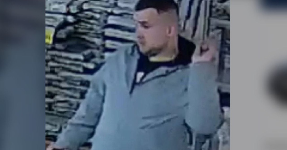 Bărbat îmbrăcat cu un pulover albastru, cu mânecă lungă, în timp ce aruncă cu un ou