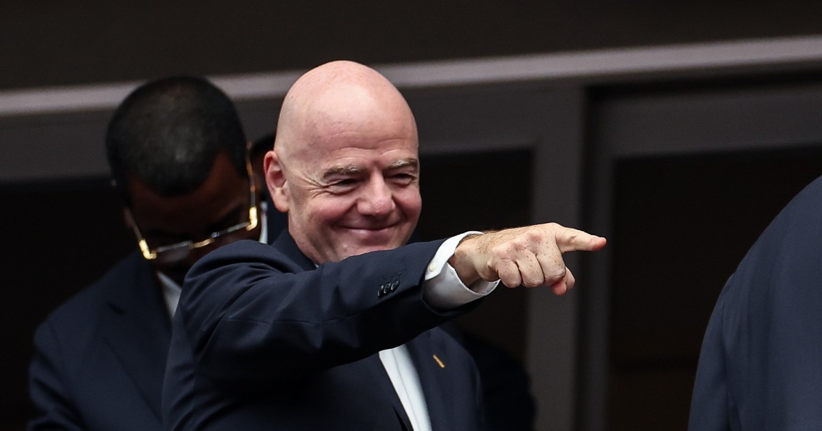 Gianni Infantino, șeful FIFA, îmbrăcat într-un costum negru cu cămașă albă. Foto: Profimedia