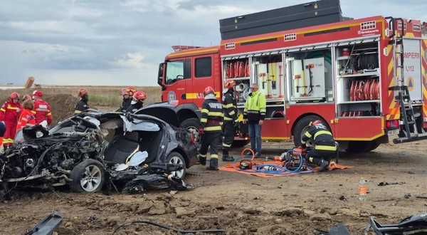 accident rutier între Pașcani și Brătești, 23 sept 2026 - locul unui accident grav pe un teren de pământ, unde un autoturism complet distrus și zdrobit se află lângă o autospecială mare de pompier