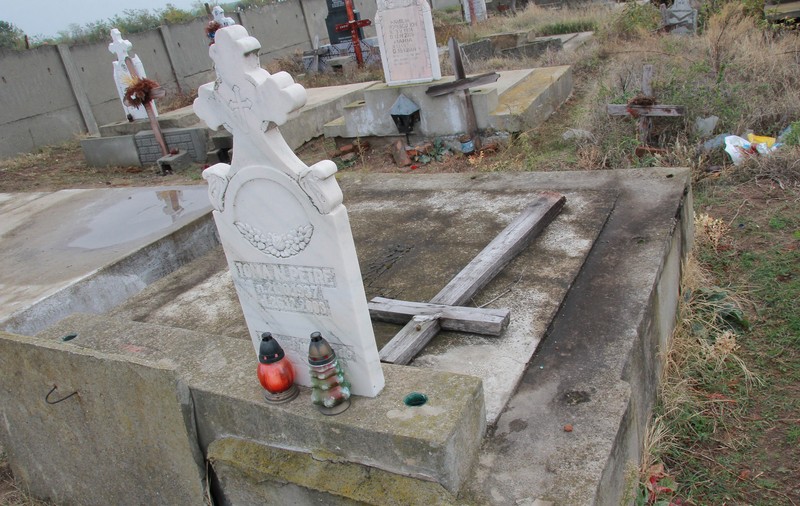 VIDEO/ Reportaj în satul unde țăranii au dezgropat un mort și i-au înfipt un țăruș în inimă. Oamenii încă mai cred că l-au împiedicat să devină strigoi și-au salvat o fetiță!