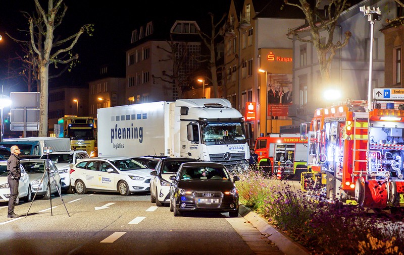 UPDATE | Atac terorist într-un oraș din Germania. Un bărbat a intrat cu un camion în mai multe mașini, rănind 16 oameni