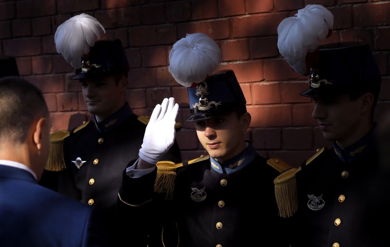 Macron vrea să reintroducă serviciul militar obligatoriu pentru fete și băieți în Franța, iar vârsta de încorporare să fie 16 ani