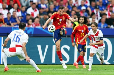 15 June 2024, Berlin: Spain's Fabian Ruiz (C) battles for the ball with Croatia's Ante Budimir (L) and Luka Modric during the UEFA Euro 2024 group B soccer match between Spain and Croatia at the Olympiastadion. Photo: Andreas Gora/dpa