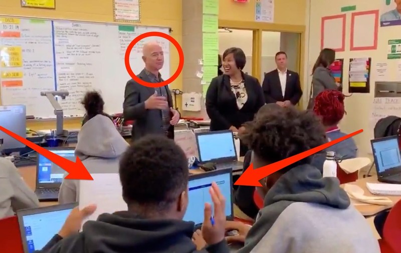 Fondatorul Amazon, Jeff Bezos, surpriză de zile mari într-un liceu din Washington. Reacția unui elev a uimit pe toată lumea