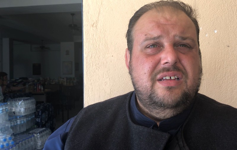 CORESPONDENȚĂ DIN GRECIA/ În fața lui Dumnezeu, dar ascuns de oameni, preotul Dimitris plânge. Se pregătește să-și înmormânteze 40 de enoriași