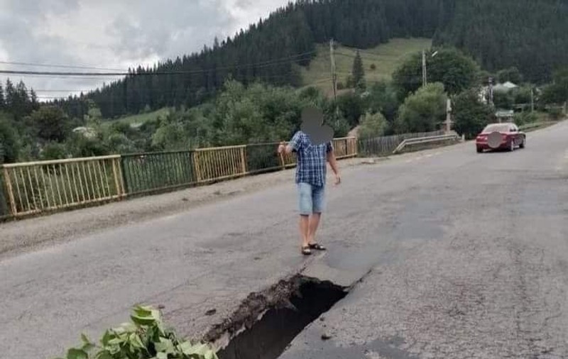 O bucată de șosea de pe un pod din Neamț s-a surpat. Trafic restricționat pentru camioane