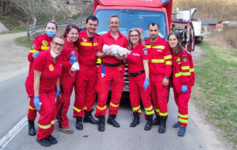 „Misiune memorabilă” pentru un echipaj SMURD din Cluj. O femeie a născut o fetiță, în drum spre spital