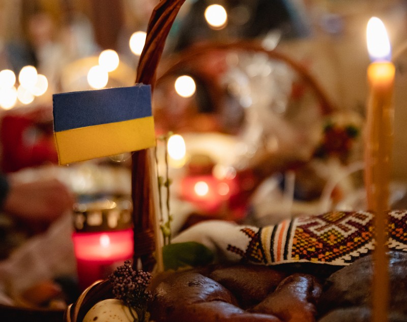REPORTAJ. „Hrestos voskres!” Sute de refugiați s-au strâns la biserica ucraineană din Drumul Taberei: „Vom învinge, pentru că de partea noastră sunt dreptatea și pacea”