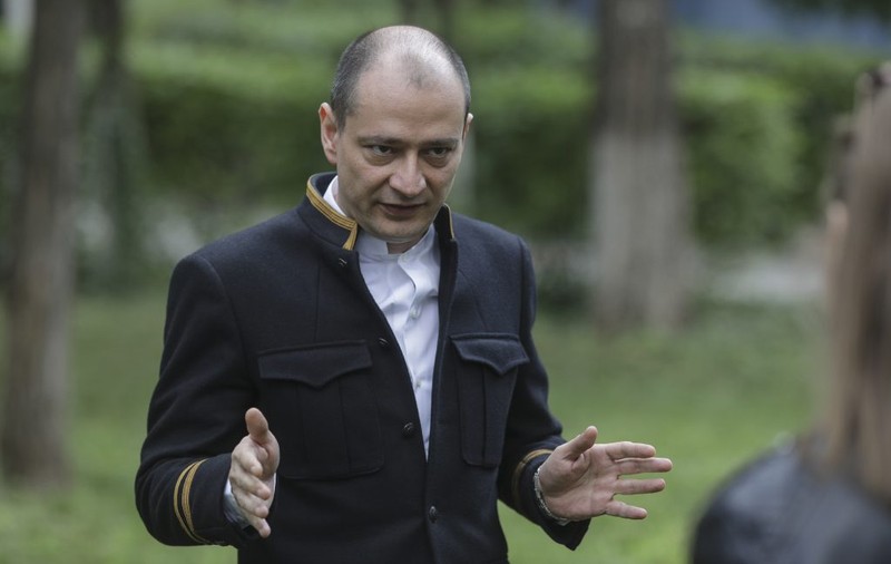 Buletin de București: Peste o sută de conturi false îl susțin și îl apără pe Daniel Băluță pe Facebook