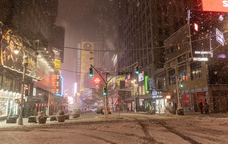 New York, paralizat de furtuna monstru de zăpadă, cea mai gravă din ultimii 10 ani: stare de urgenţă și circulaţie interzisă pentru milioane de locuitori