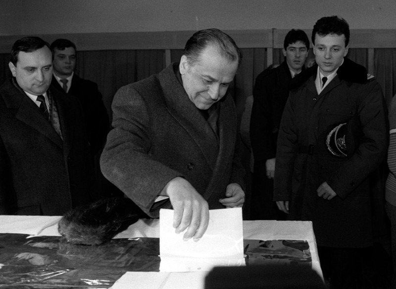 Primele alegeri libere de după 1989, organizate de FSN. În imagine, Ion Iliescu candidat la presedintie, din partea FSN, Frontul Salvării Naționale (centru), și Dumitru Iliescu, comandantul Serviciului de Protecție și Pază (stânga)